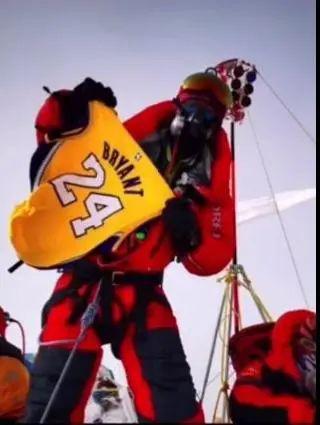 I fan hanno preso la maglia di Kobe per scalare l'Everest
